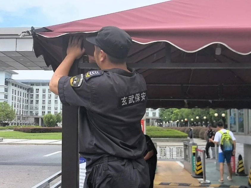 C:/Users/Administrator/Desktop/臺風“貝碧嘉”來襲，南京保安積極應對，“守”護萬家團圓！/6.jpg6