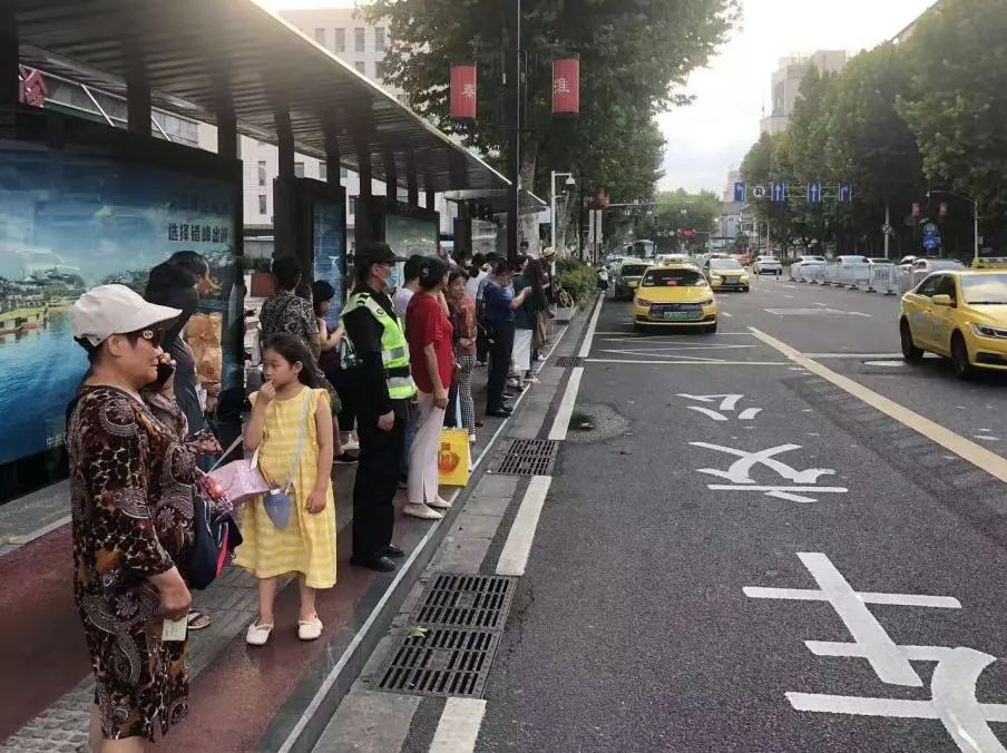 C:/Users/Administrator/Desktop/臺風“貝碧嘉”來襲，南京保安積極應對，“守”護萬家團圓！/2.jpg2