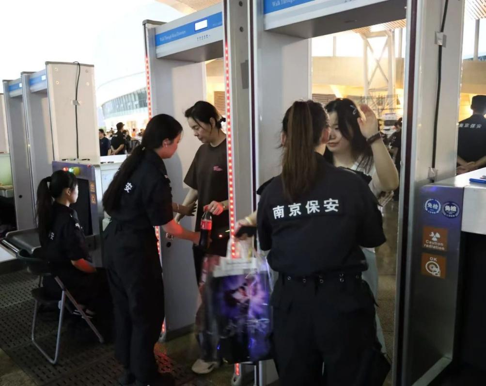 C:/Users/Administrator/Desktop/“安保鐵軍、硬核保障”2024系列報道四十二——南京市保安服務有限公司成功護航張碧晨「今兒個開心」十周年巡回演唱會南京站安保任務/2.jpg2