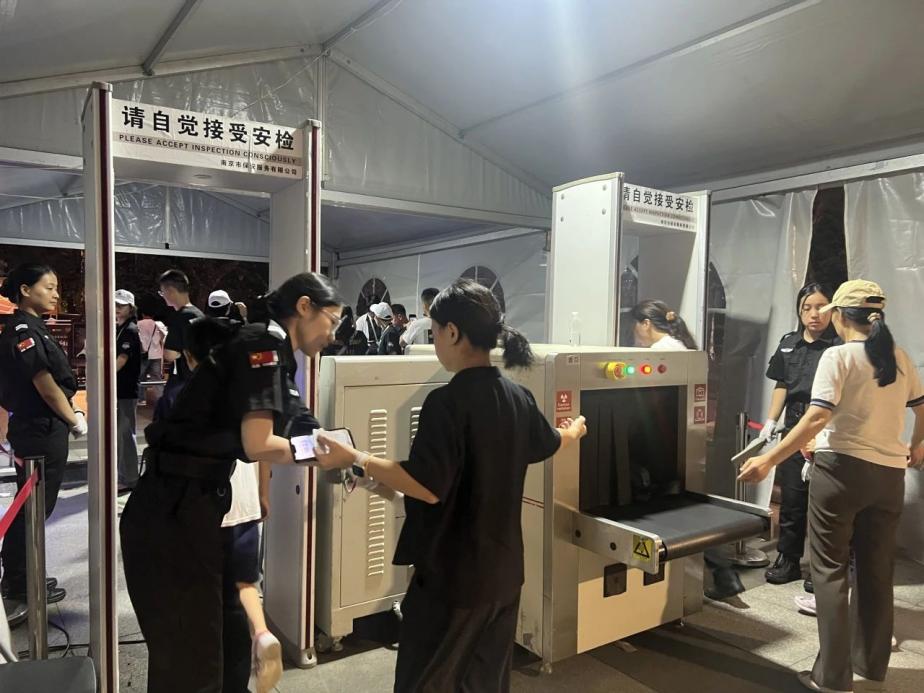 C:/Users/Administrator/Desktop/臺風“貝碧嘉”來襲，南京保安積極應對，“守”護萬家團圓！/9.jpg9