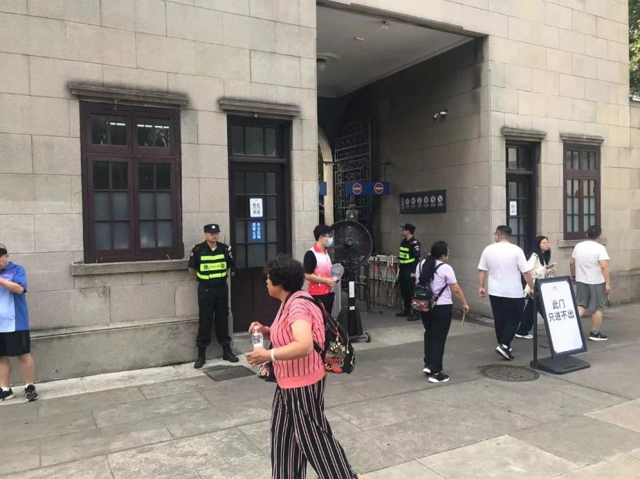 C:/Users/Administrator/Desktop/臺風“貝碧嘉”來襲，南京保安積極應對，“守”護萬家團圓！/8.jpg8