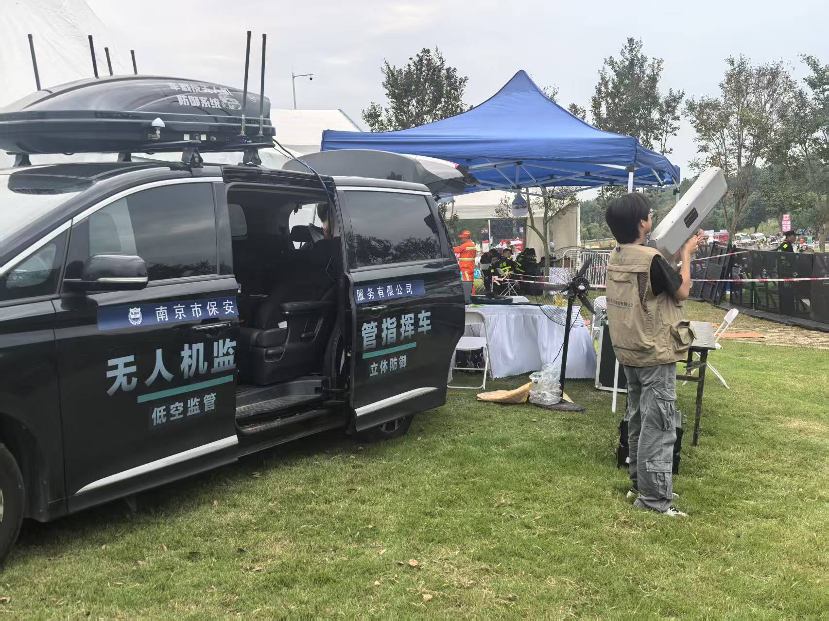 E:/25.12.10后 上傳網(wǎng)站留存/【回首2025】南京保安“五新”答卷迎接“十五五”/回首2025照片/06 無人機反制車.jpg06 無人機反制車