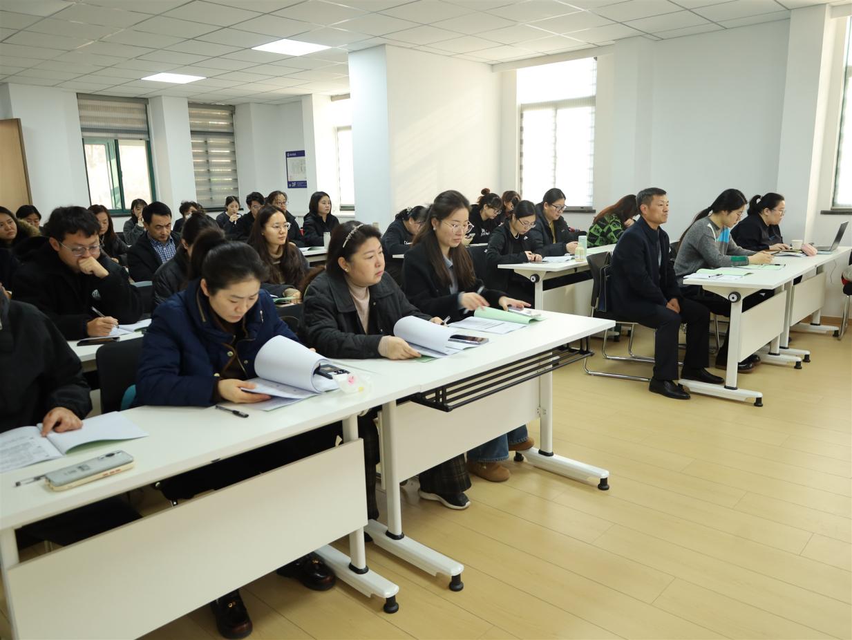 E:/25.12.10后 上傳網(wǎng)站留存/學(xué)新規(guī)強(qiáng)技能 防風(fēng)險(xiǎn)促合規(guī)——南京市保安服務(wù)有限公司舉辦新增值稅法專題培訓(xùn)/照片/IMG_9380_副本.jpgIMG_9380_副本